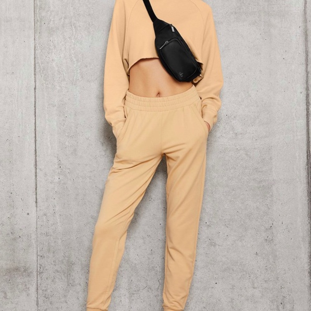 ALO YOGA *new with tags* Unwind Sweatpants